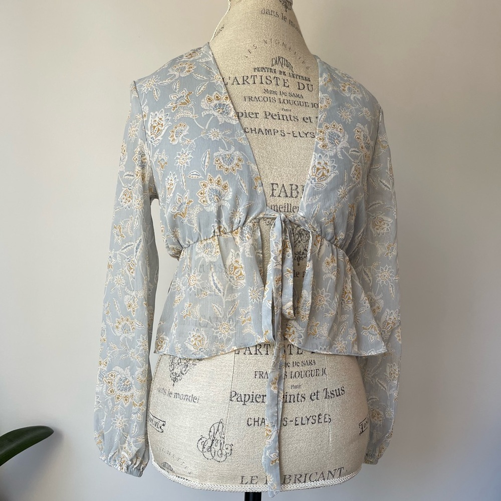 Baby blue floral tie front blouse
Size: XXS